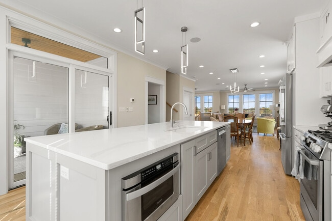 Building Photo - Bradshaw Commons