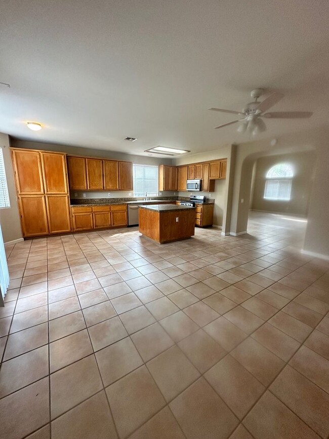 Foto del edificio - Need A Spacious  Home In Weston Ranch?