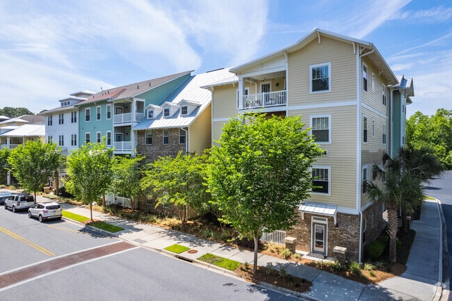 Find colorful apartment homes on Johns Island.