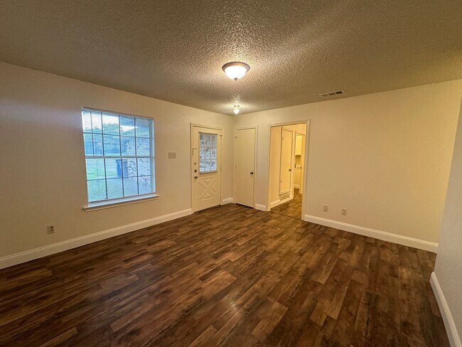 Foto del edificio - 5415-5415 Brookhollow Dr