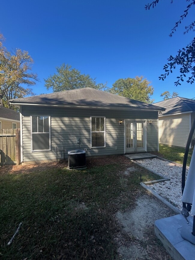 Building Photo - 918 Woodlawn Ave