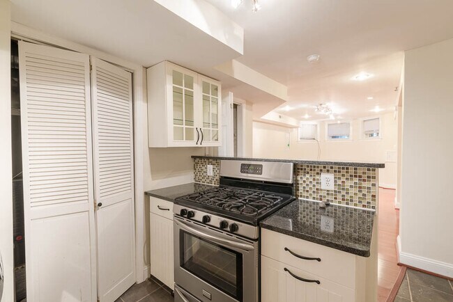 Foto del edificio - 3424 13th St NW