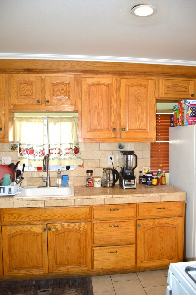 Building Photo - 4800 1/4 Toland Way