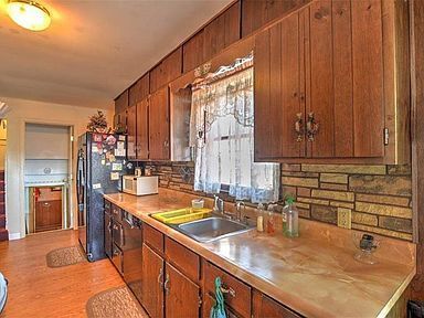 Building Photo - Awesome tri-level home in OREANA