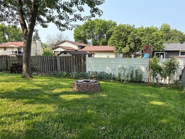 Foto del edificio - 9055 Forestview Ln N