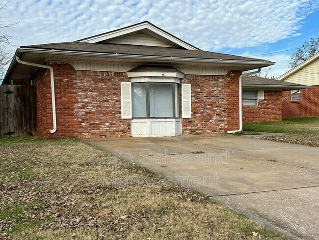 Building Photo - 621 Lotus Ave