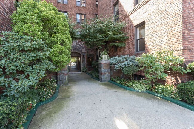 Foto del edificio - 167-10 Crocheron Ave