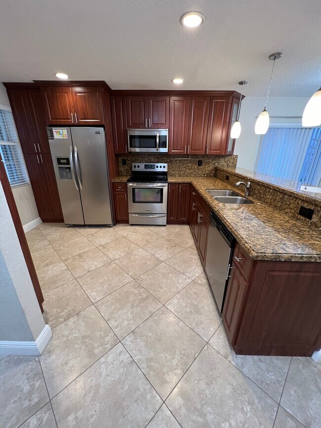 Building Photo - 10765 S Saratoga Dr