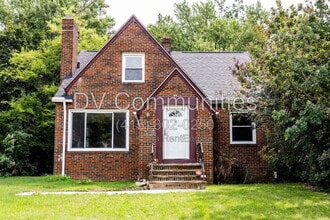 Building Photo - 915 Clarence Rd
