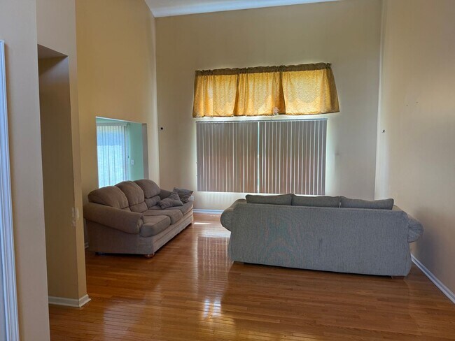 Foto del edificio - Large 2 Story home with 3 Bedrooms, 2.5 baths, hardwood floors, office and finished basement