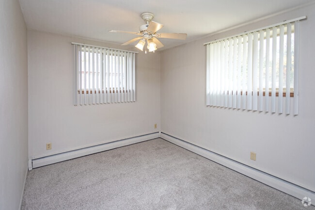 2BR, 1BA - 750SF - Como Lake Estates