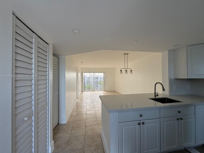Foto del edificio - 8610 N Sherman Cir