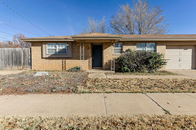 Building Photo - 3 Bedroom with 2 living rooms