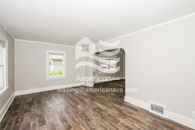 Building Photo - 2114 W Callender Ave