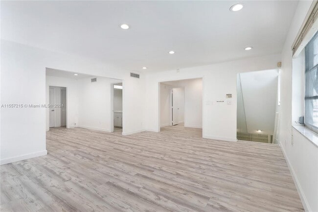 Building Photo - 1131 Mariposa Ave