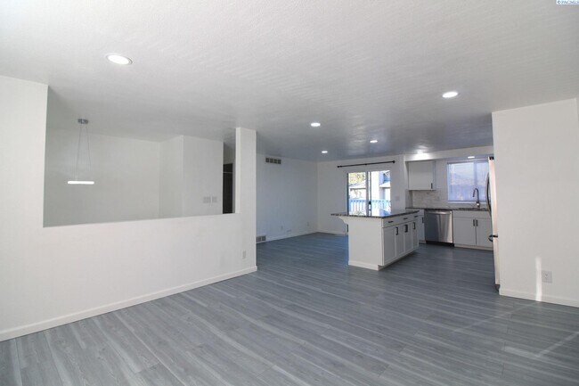 Foto del edificio - Updated West Kennewick 5 Bed/3 Bath House
