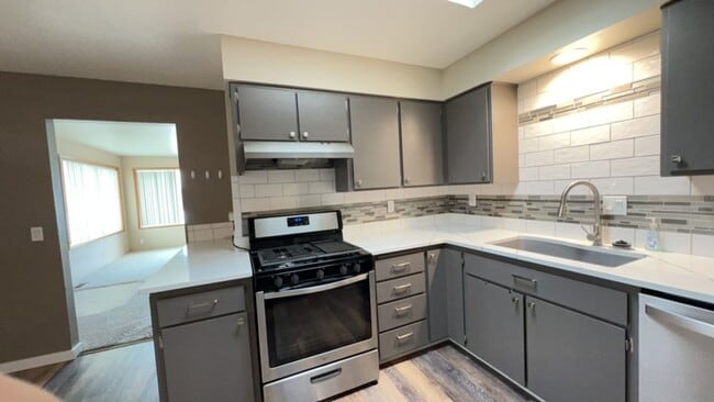 Building Photo - Welcome to this Charming 3 bedroom, 2 bath...