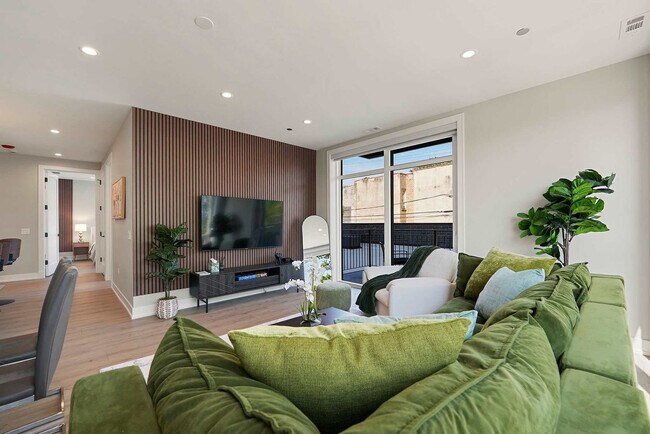 Building Photo - 2344 W Polk St