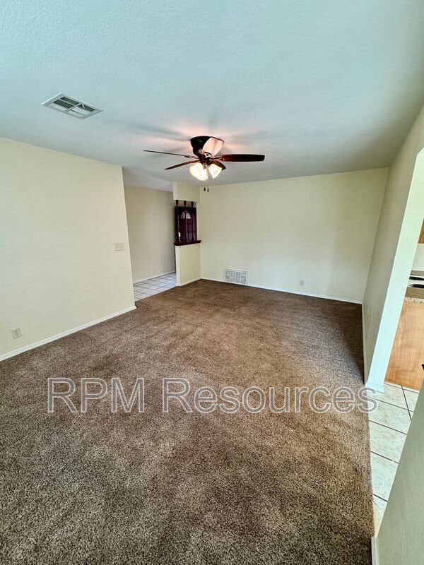 Building Photo - 440 E Carson Ln