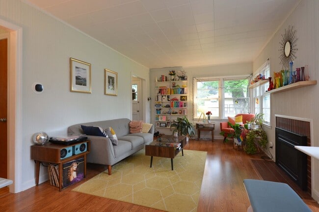 Foto del edificio - Mid-Century Charm and Comfort - 3-Bed 1.5-Bath Home in Robbinsdale!