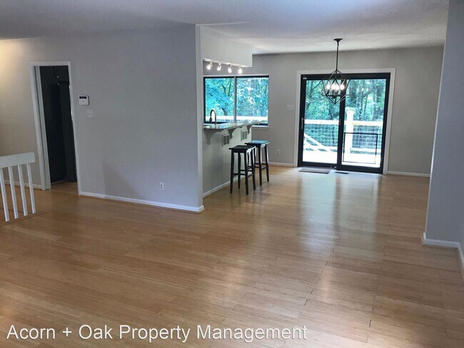 Building Photo - 4 br, 2.5 bath House - 501 W. Poplar