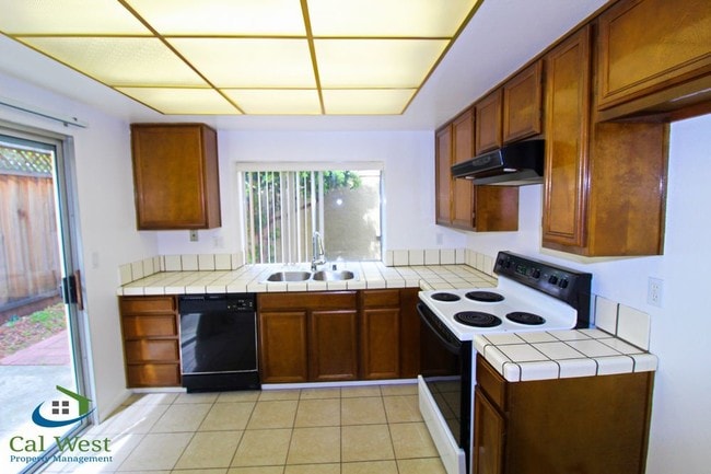 Building Photo - 571 Union Ave