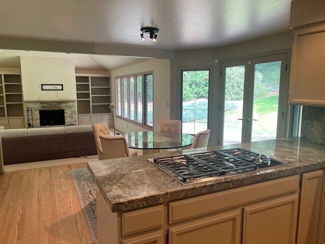 Building Photo - 3bd/2.5ba Bellevue Home