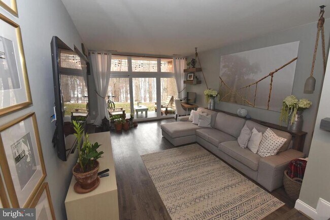 Foto del edificio - 1666 Parkcrest Cir