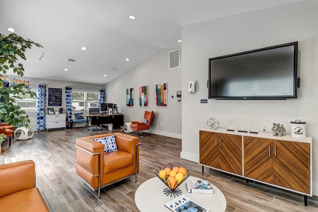 Interior Photo - Citrus Run