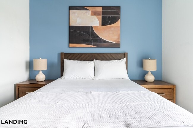 Building Photo - 221 E Oak St