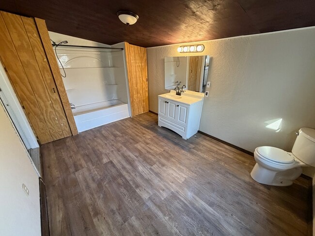 Building Photo - 261 Oak Dr