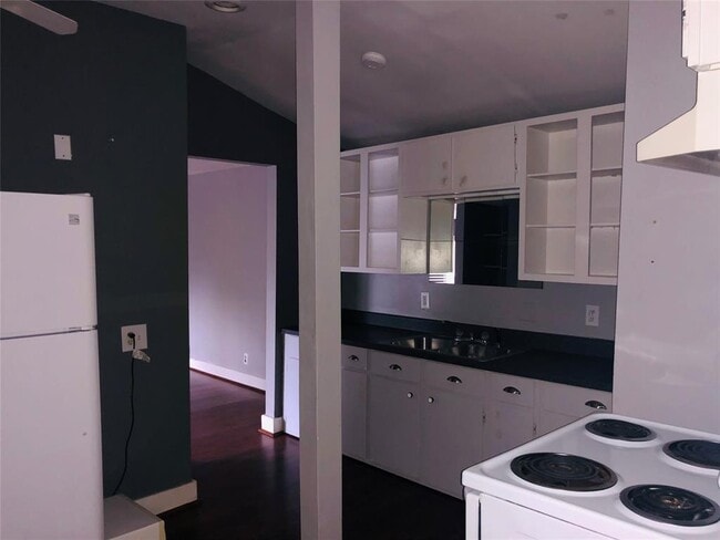 Building Photo - 918 Peden St