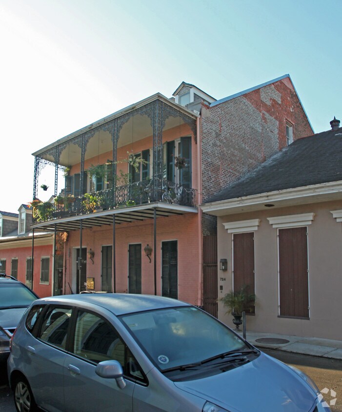 Building Photo - 718 Barracks St