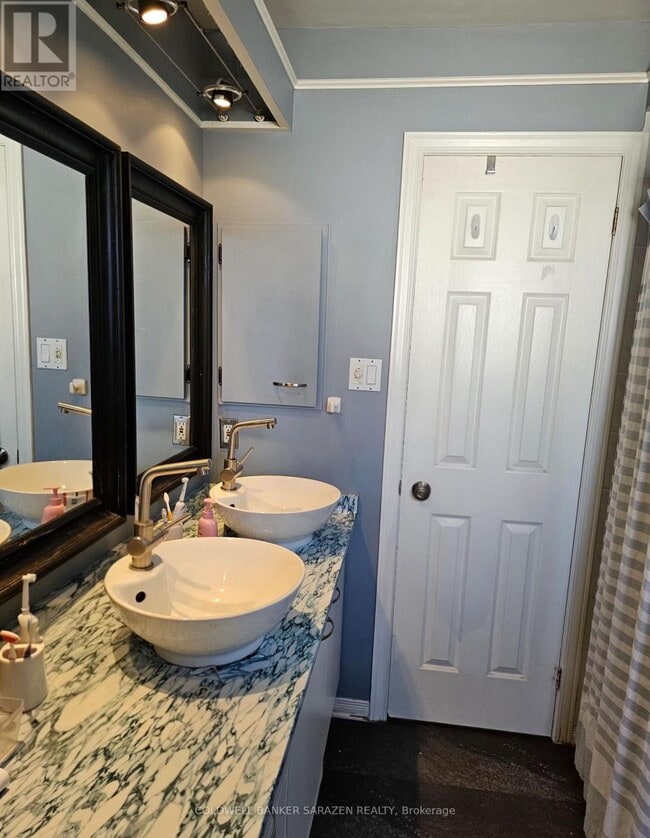 Building Photo - 3 Briston Private