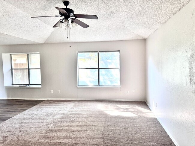 Building Photo - Midway 2/2 duplex