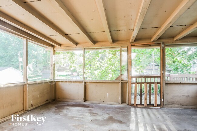 Building Photo - 706 N Redwood Dr