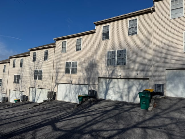 Building Photo - 30 W Beale Ave