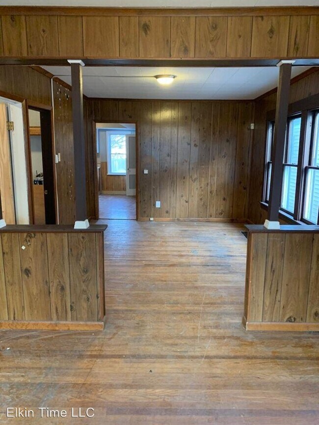 Building Photo - 3 br, 1.5 bath House - 203 Roslyn St