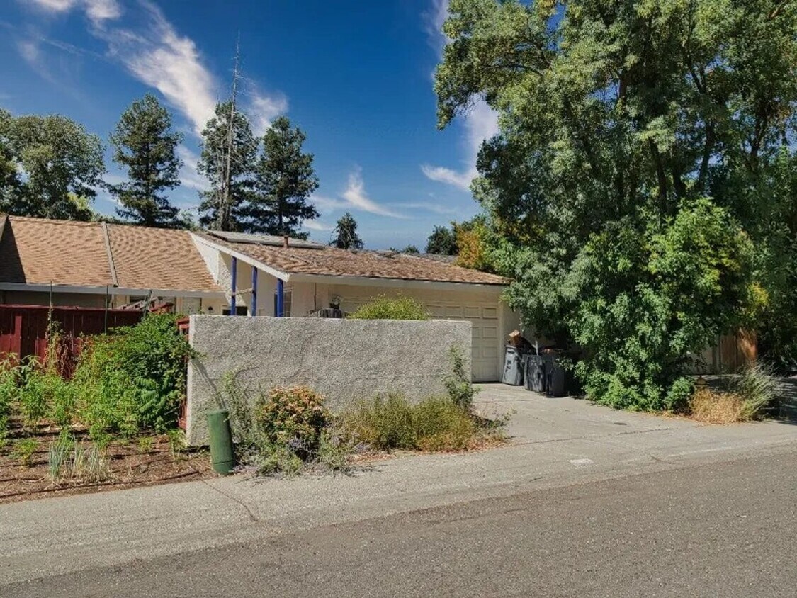 Primary Photo - Spacious 3/2 Home in Davis Green Meadows n...