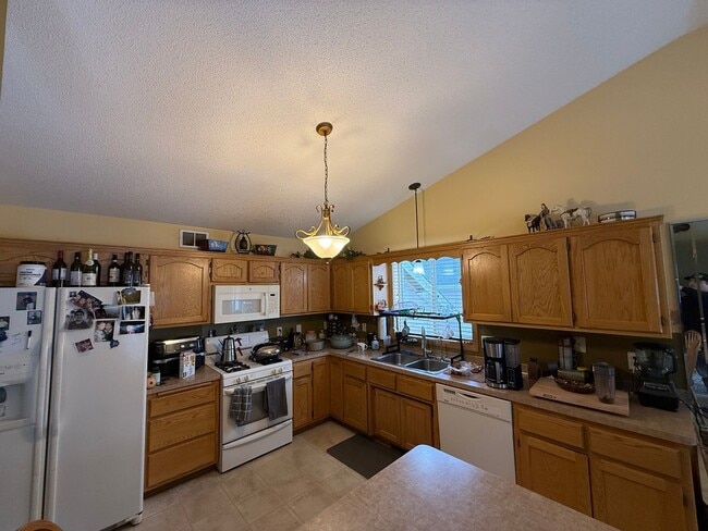 Foto del edificio - Spacious 5 Bedroom Home in Andover | Finished Walkout | 3-Car Garage