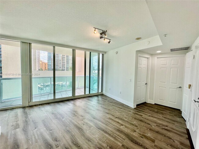 Foto del edificio - 3370 NE 190th St