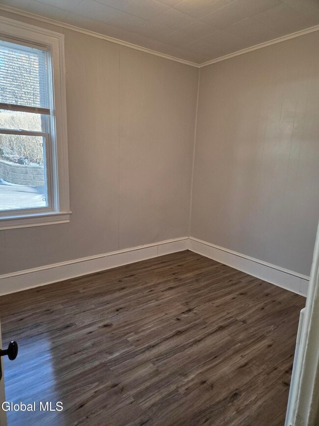 Foto del edificio - 669 Pawling Ave