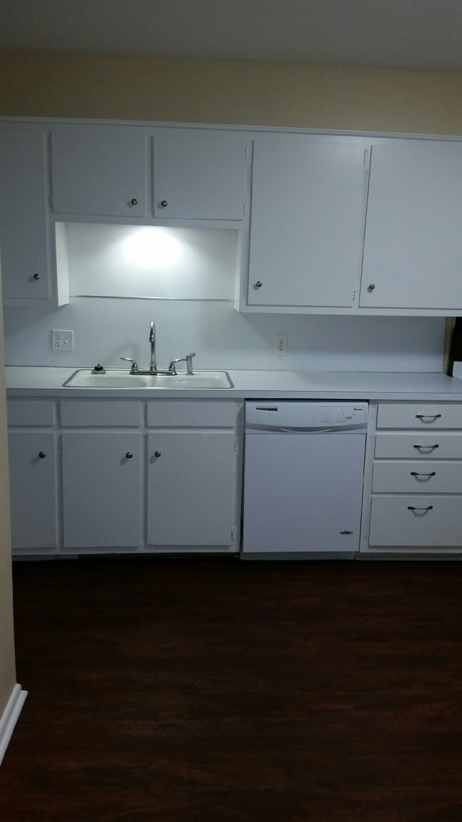 Building Photo - Park Plaza Town Homes & Corporate Apartments