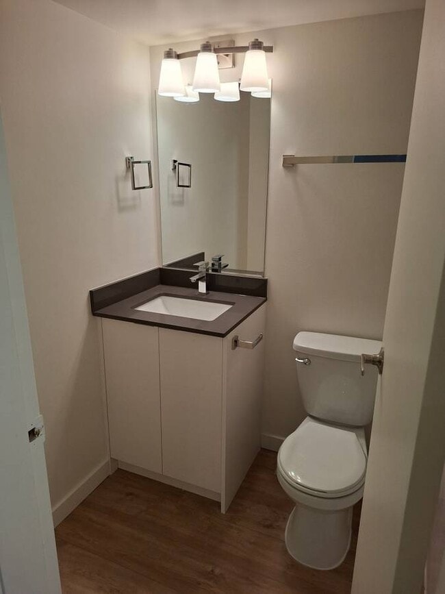 Building Photo - 1320 King Albert Ave