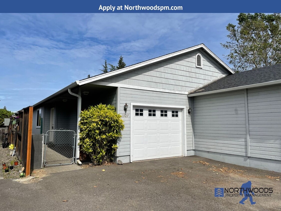 Primary Photo - Nice 2 Bedroom 1.5 Bath Duplex