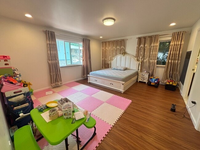 Building Photo - 2036 9th Ave