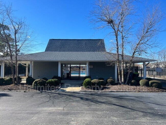 Building Photo - 617 Hillside Dr