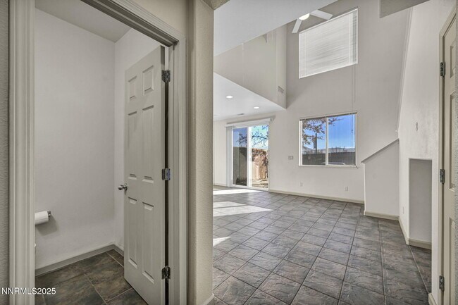 Foto del edificio - 9250 Lone Wolf Cir