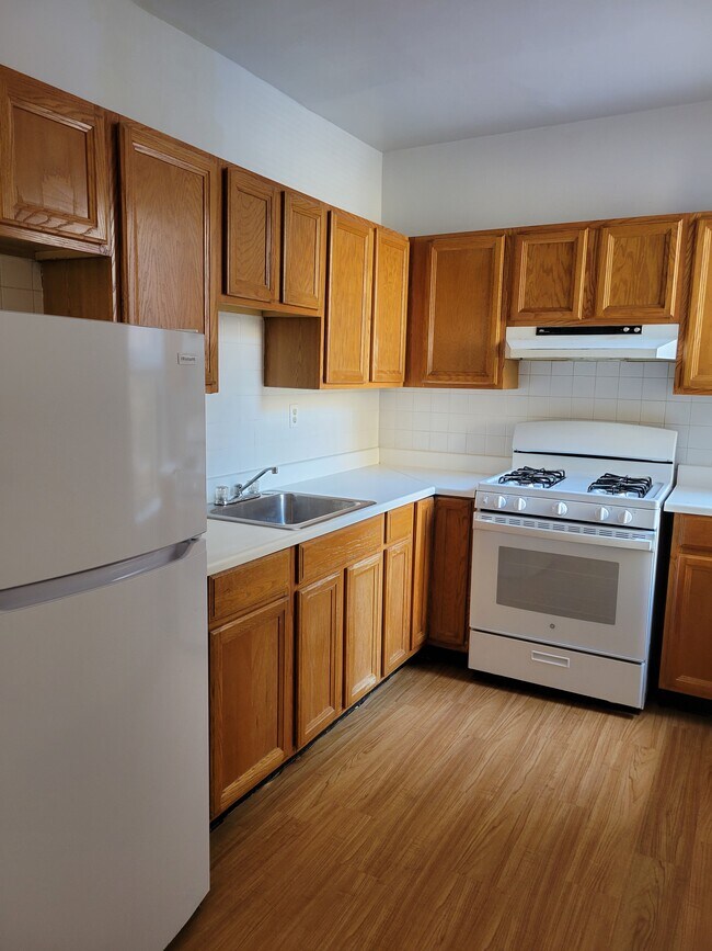 Kitchen - 944 W Cuyler Ave