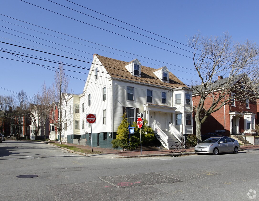 Primary Photo - 262 Brackett St